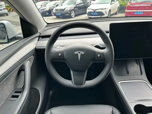 Tesla Model Y — Фото автомобиля 17