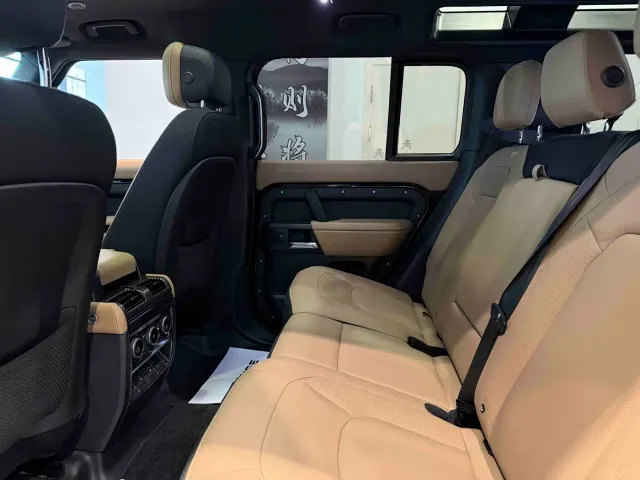 Land Rover Defender — Фото автомобиля 16