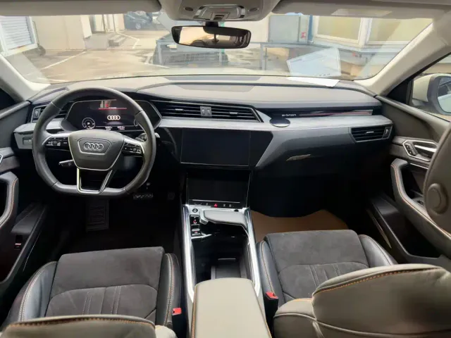 Audi e-tron — Фото автомобиля 5