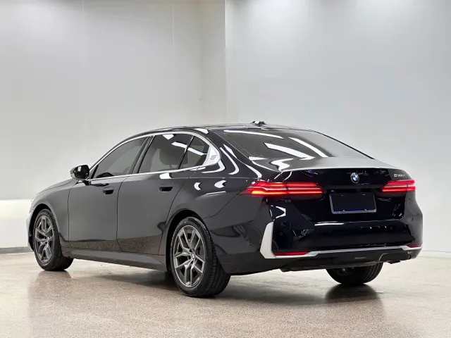 BMW 5 Series — Фото автомобиля 4