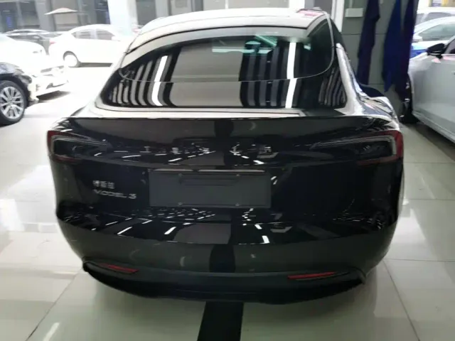 Tesla Model 3 — Фото автомобиля 5