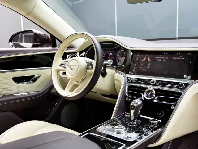 Bentley Flying Spur — Фото автомобиля 18