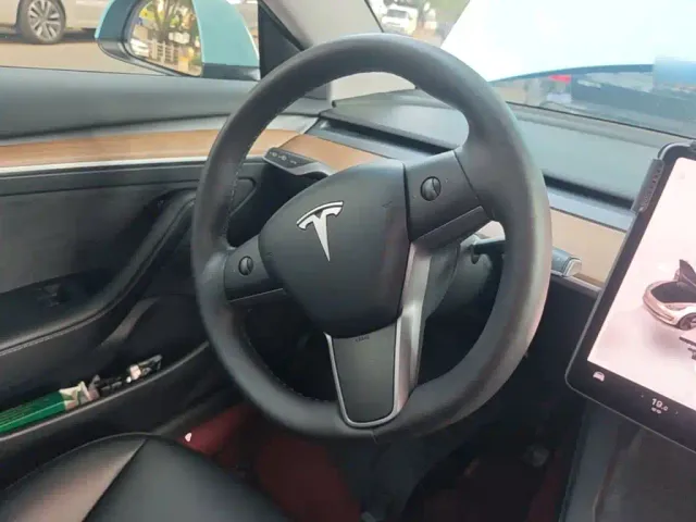 Tesla Model 3 — Фото автомобиля 10
