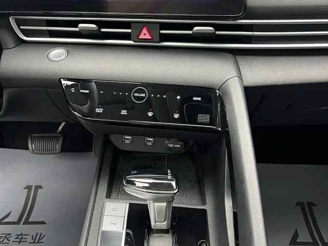 Hyundai Elantra — Фото автомобиля 12