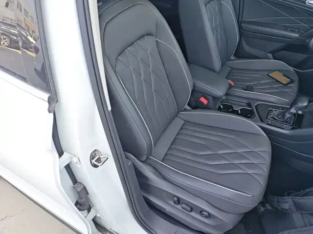 Volkswagen Tiguan L — Фото автомобиля 24