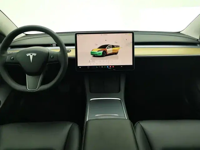 Tesla Model 3 — Фото автомобиля 12