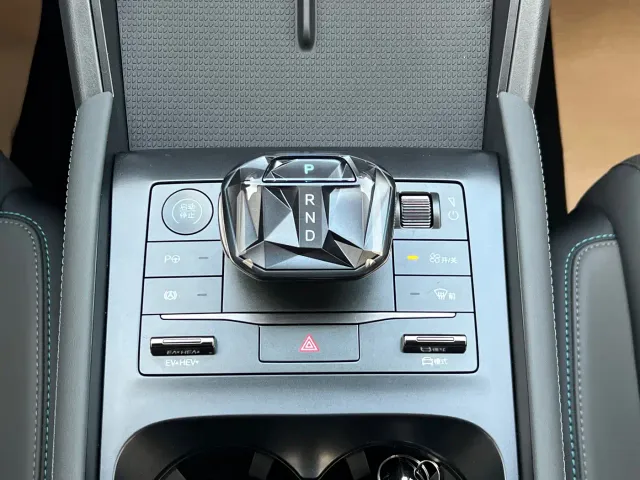 BYD Qin L — Фото автомобиля 15
