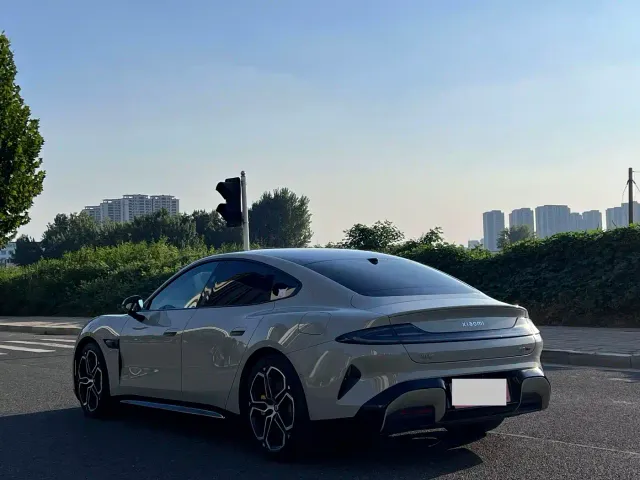 Xiaomi SU7 — Фото автомобиля 14