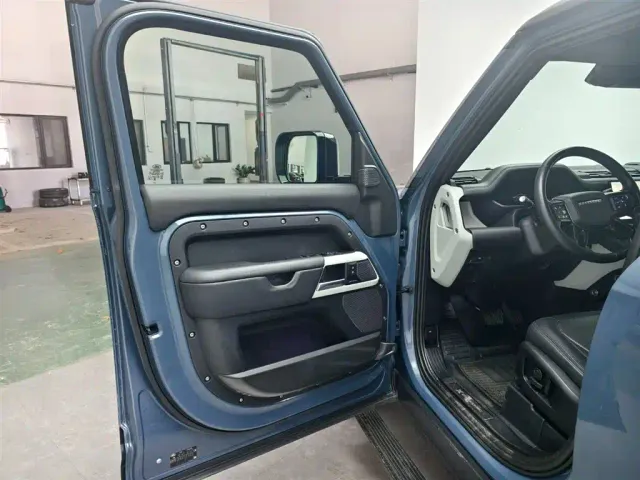 Land Rover Defender — Фото автомобиля 5