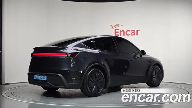 Tesla Model Y — Фото автомобиля 2