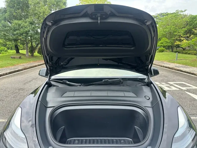 Tesla Model Y — Фото автомобиля 17