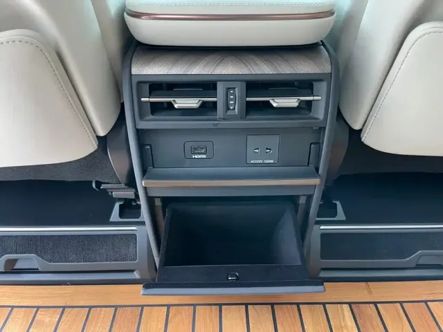 Lexus LM — Фото автомобиля 20
