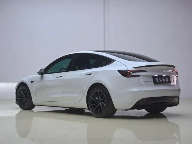 Tesla Model 3 — Фото автомобиля 5