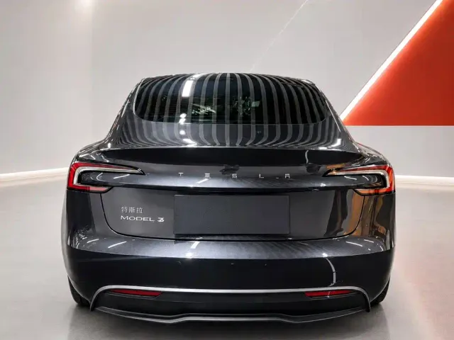 Tesla Model 3 — Фото автомобиля 5