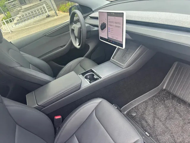 Tesla Model Y — Фото автомобиля 12