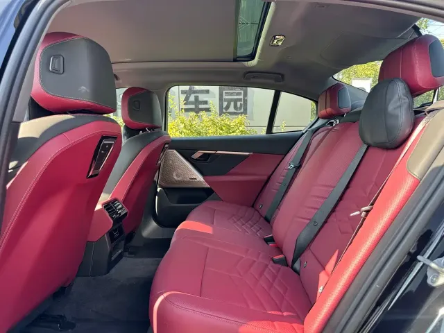 BMW i5 — Фото автомобиля 11