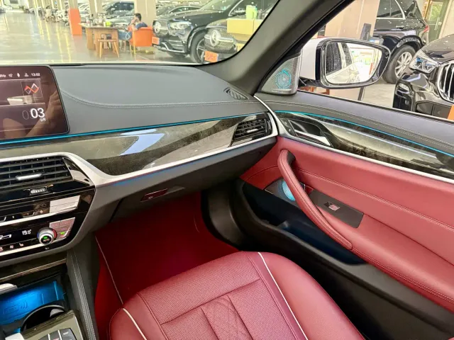 BMW 5 Series — Фото автомобиля 12