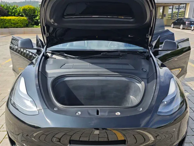Tesla Model Y — Фото автомобиля 18