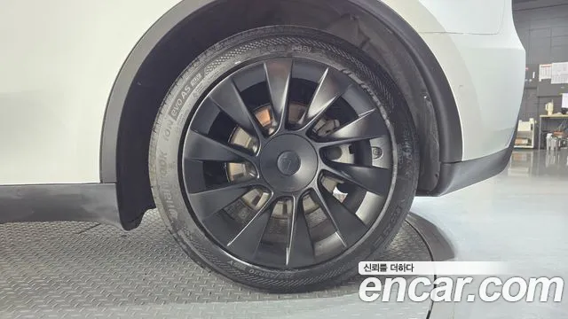 Tesla Model Y — Фото автомобиля 18