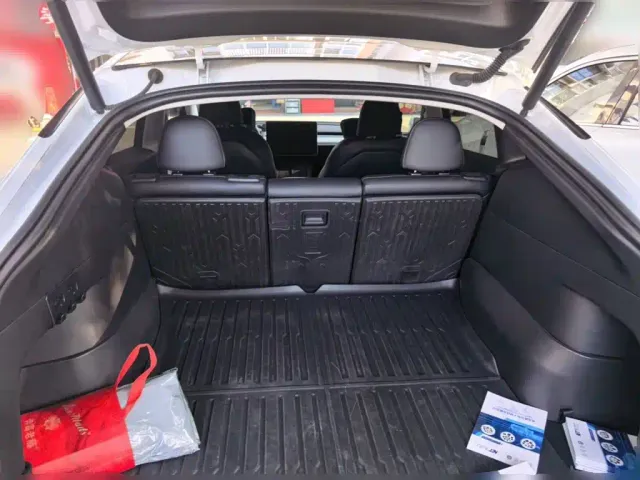 Tesla Model Y — Фото автомобиля 9