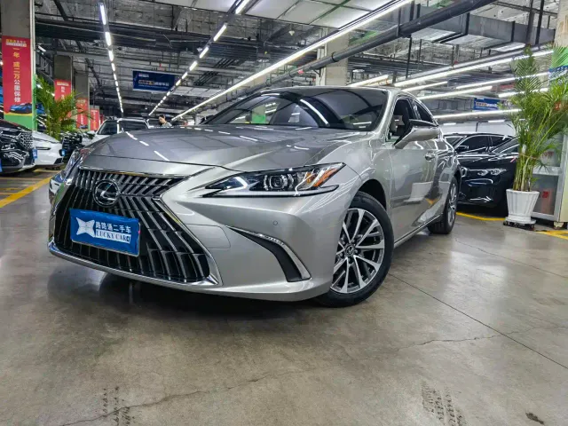 Фотография автомобиля — Lexus ES