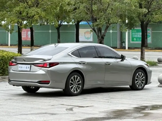 Lexus ES — Фото автомобиля 13
