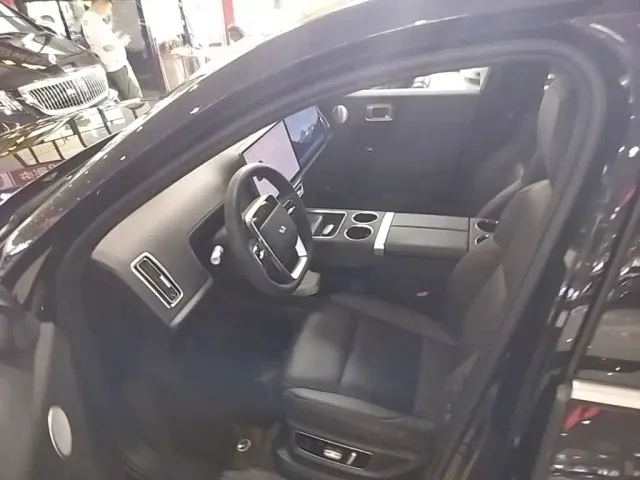Li Auto L8 — Фото автомобиля 15