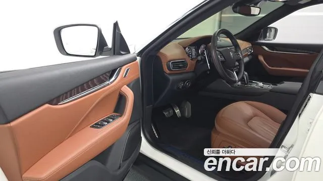 Maserati Levante — Фото автомобиля 10