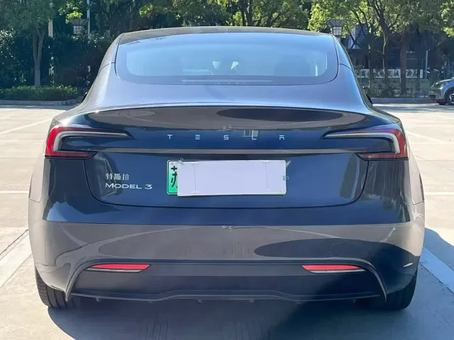 Tesla Model 3 — Фото автомобиля 8