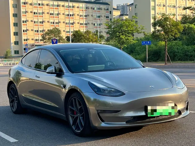Tesla Model 3 — Фото автомобиля 3
