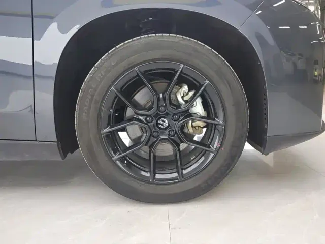 Leapmotor C10 — Фото автомобиля 6