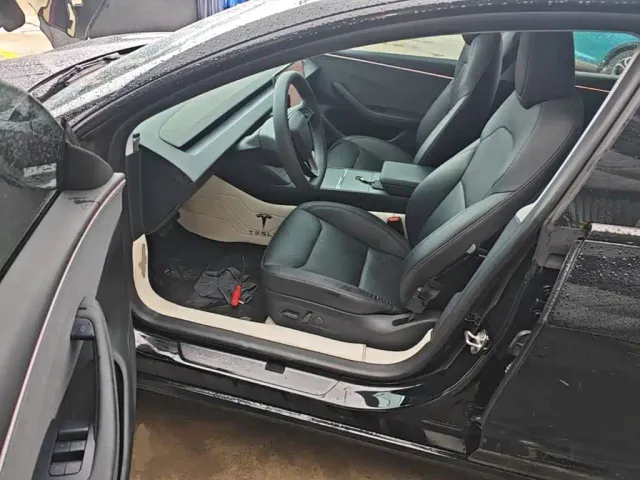Tesla Model 3 — Фото автомобиля 15