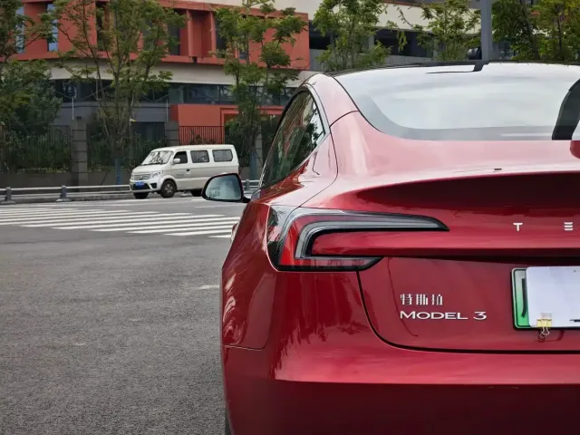 Tesla Model 3 — Фото автомобиля 15