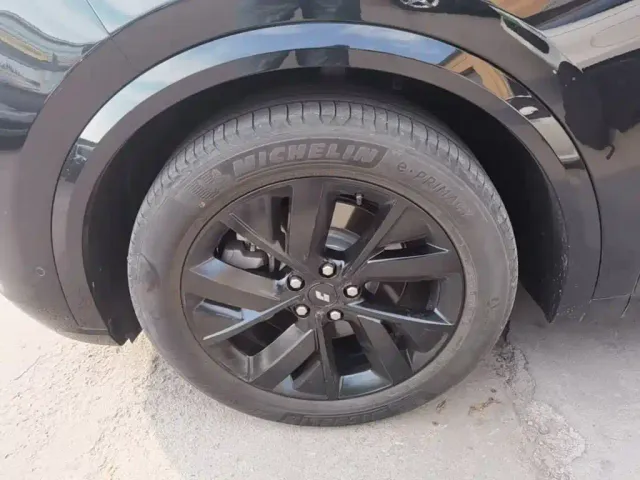 Li Auto L8 — Фото автомобиля 22