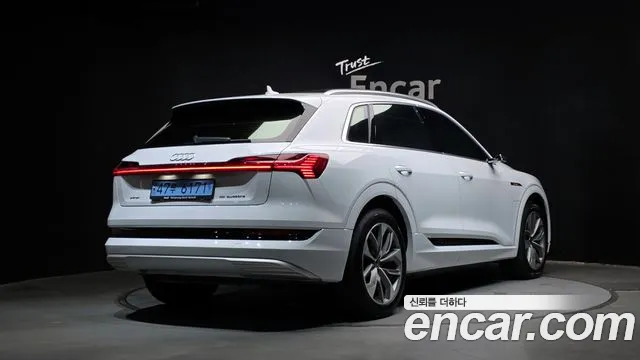 Audi e-tron — Фото автомобиля 2