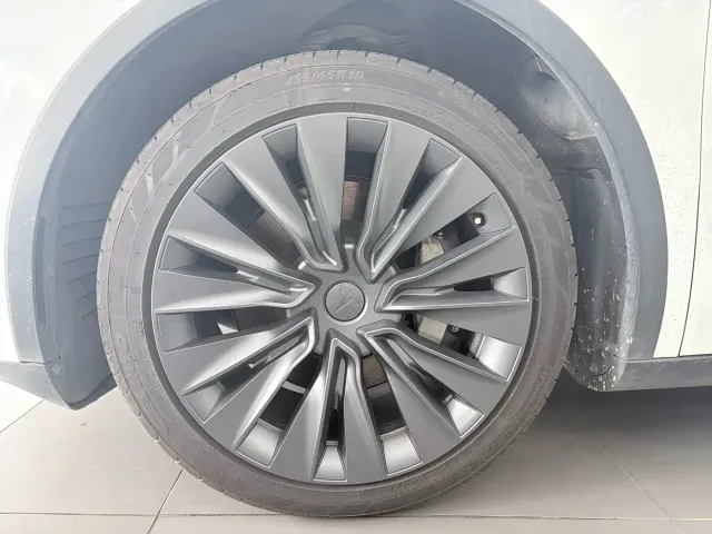Tesla Model Y — Фото автомобиля 9