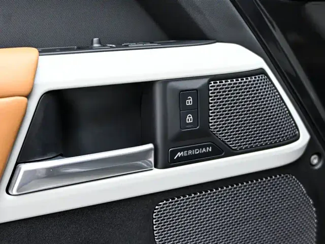 Land Rover Defender — Фото автомобиля 25