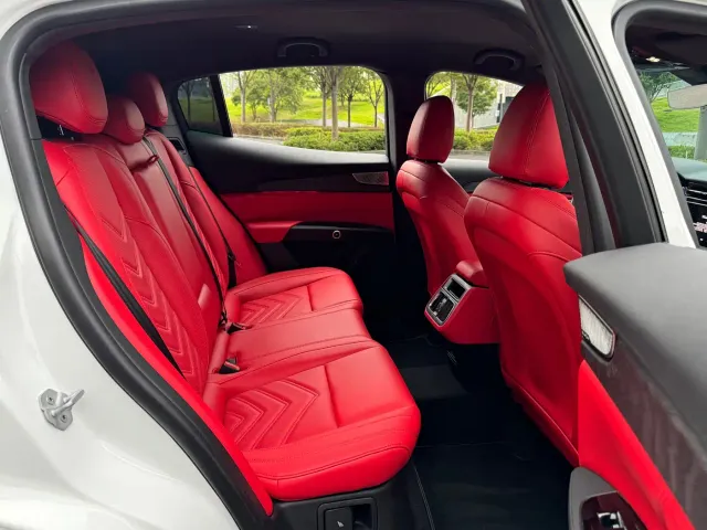 Maserati Grecale — Фото автомобиля 13