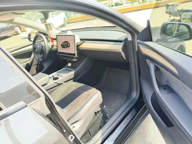 Tesla Model Y 2022 Rear-Wheel Drive Version — Фото автомобиля 10