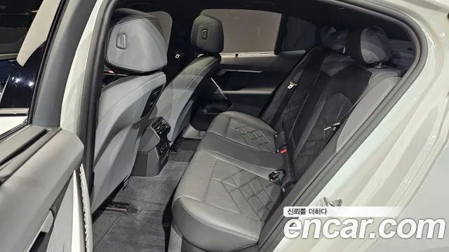 BMW 5 Series G60 — Фото автомобиля 18