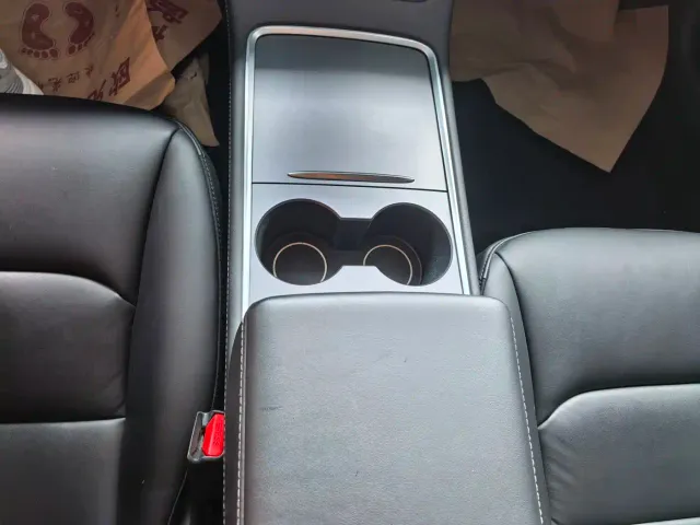 Tesla Model 3 — Фото автомобиля 10