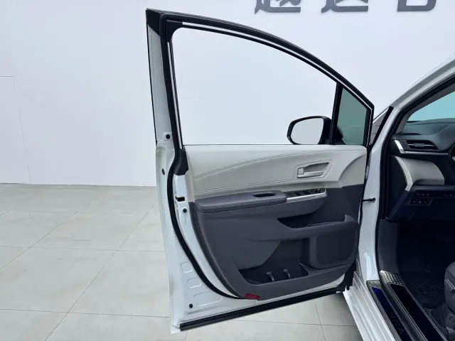 Toyota Sienna — Фото автомобиля 5