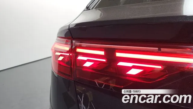 Audi Q8 55 TFSI quattro Premium — Фото автомобиля 17