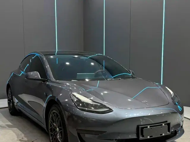 Tesla Model 3 — Фото автомобиля 3
