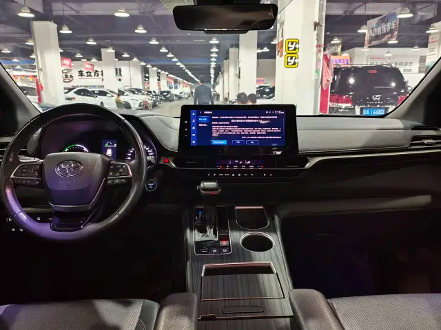 Toyota Sienna — Фото автомобиля 5