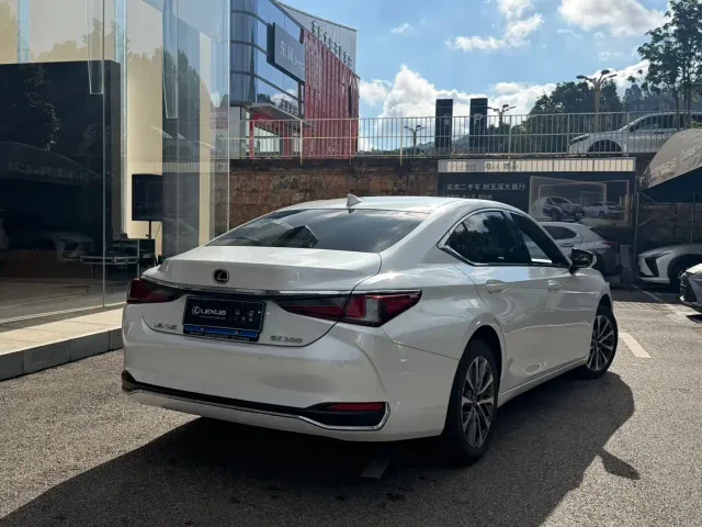 Lexus ES — Фото автомобиля 5