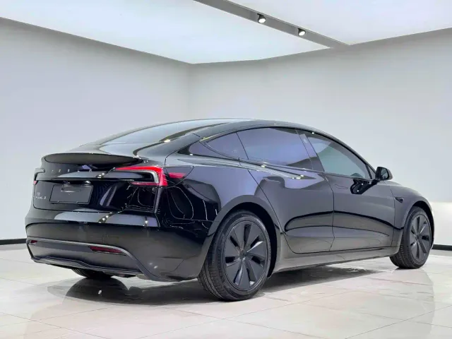 Tesla Model 3 — Фото автомобиля 12