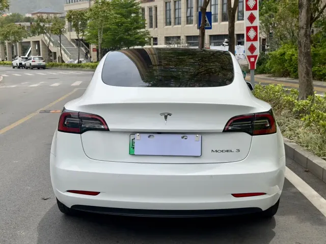 Tesla Model 3 — Фото автомобиля 9