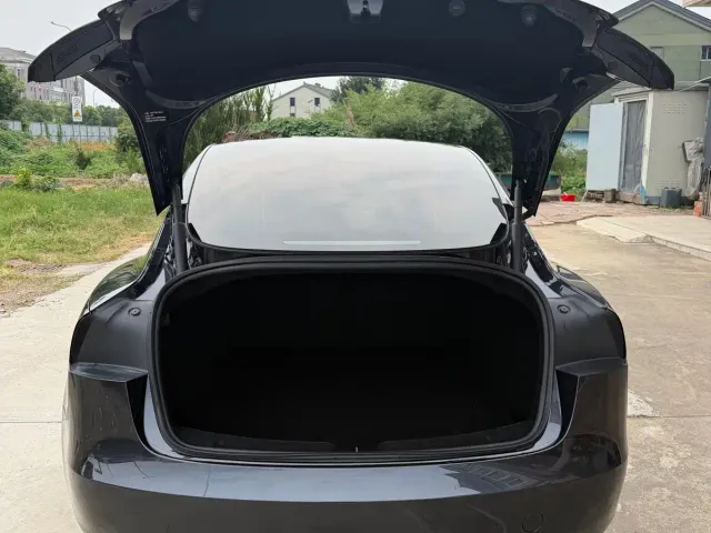Tesla Model 3 — Фото автомобиля 7