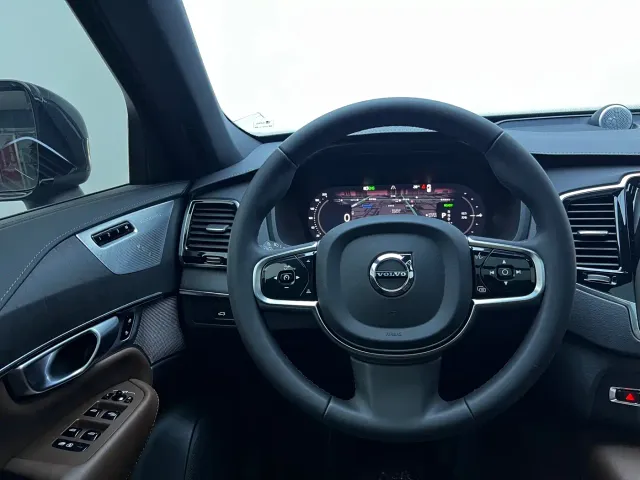 Volvo XC90 — Фото автомобиля 25